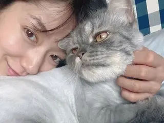 Park Shin Hye takes sweet selfie with pet cat