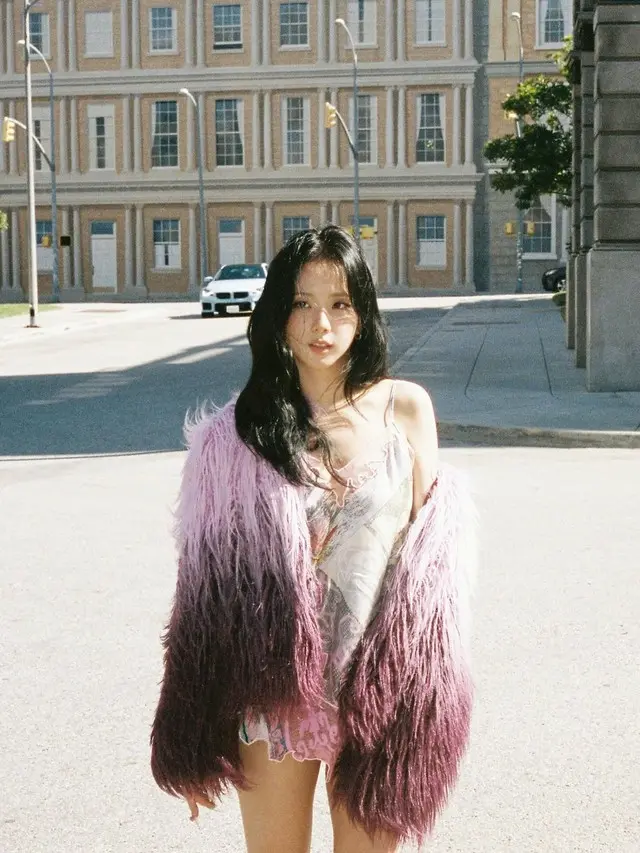 「BLACKPINK」JISOO、魅惑の超ミニドレス…「もうすぐ会いましょう！」