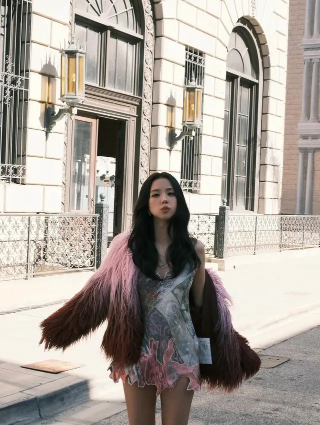 「BLACKPINK」JISOO、魅惑の超ミニドレス…「もうすぐ会いましょう！」