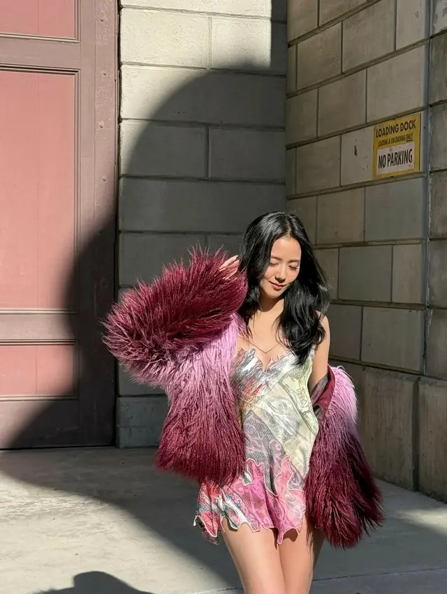 「BLACKPINK」JISOO、魅惑の超ミニドレス…「もうすぐ会いましょう！」
