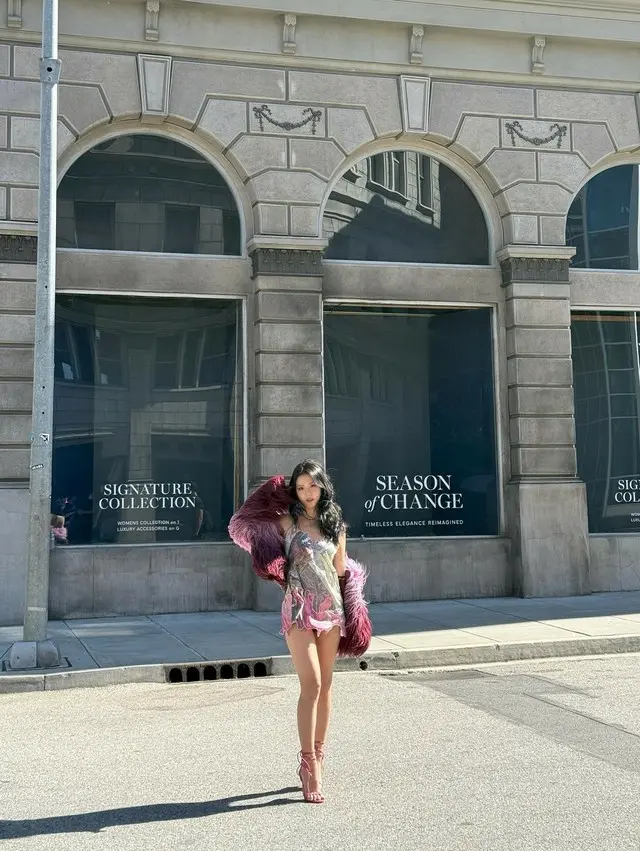 「BLACKPINK」JISOO、魅惑の超ミニドレス…「もうすぐ会いましょう！」