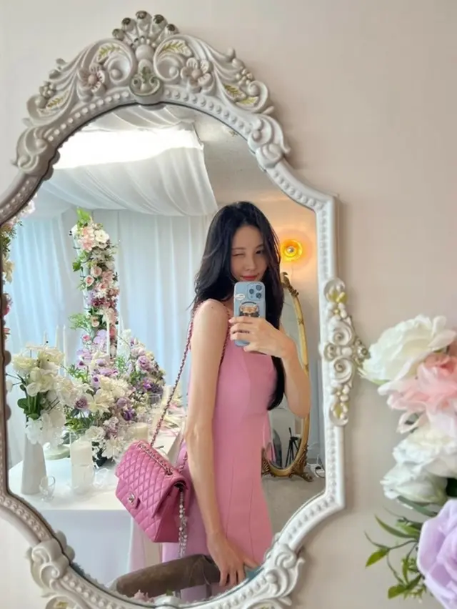 ソヒョン（少女時代）、誕生日を記念した華やかな写真を公開...細い腰でスレンダーの威厳