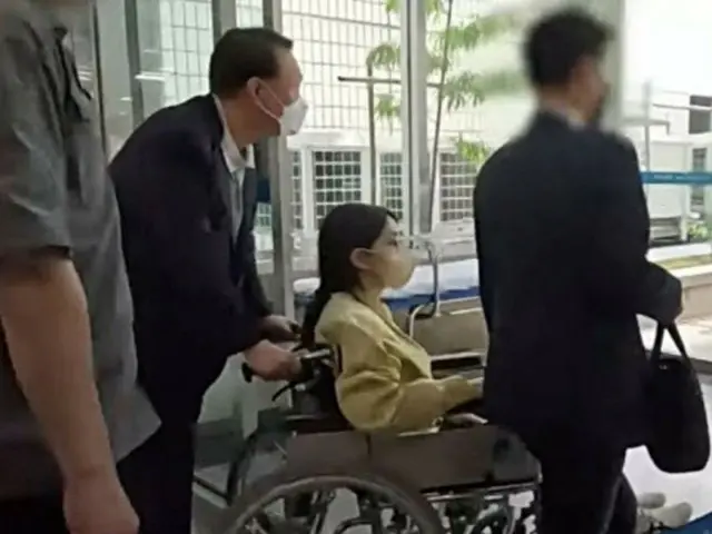 尹錫悦前大統領が押す車椅子に乗って退院する金建希夫人（写真＝SBS）