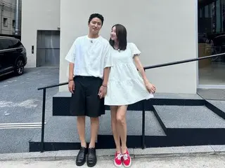 Actors In Gyo Jin and So Yi Hyun, a photo of the couple that can't be helped even in the scorching heat... A "lovey-dovey couple" at a glance