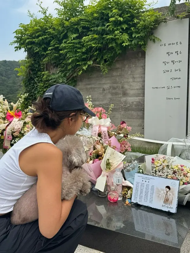 タレント兼CEOのキム・ジュンヒ、ことしも故パク・ヨンハさんと再会… 「遅くなってごめんね」