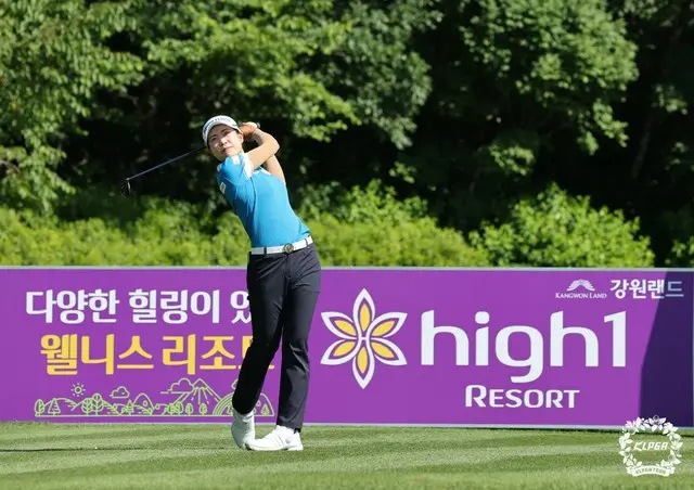 1R18番ホールでティーショットを打っているパク・ミンジ（写真：KLPGA）