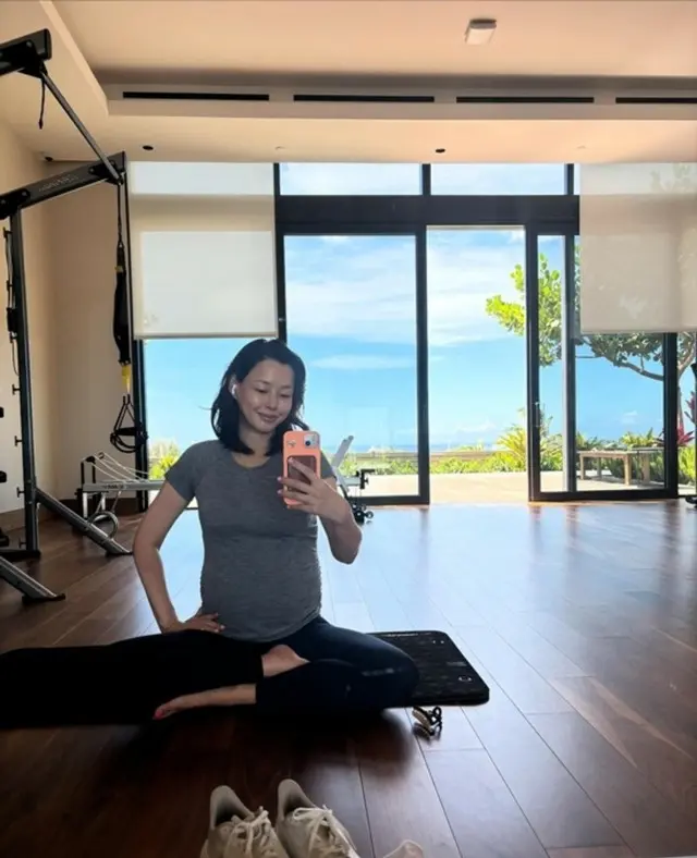 「第2子妊娠中」イ・ハニ、臨月の近況公開…妊婦の美しさで伝える「感謝と幸せ」