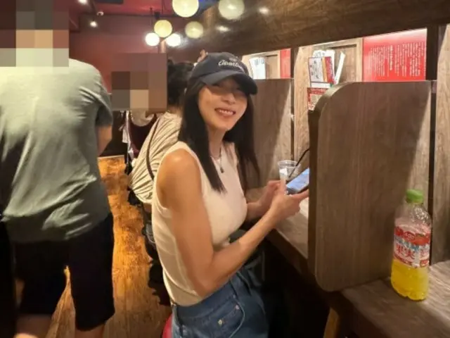 Actress Ha Ji Won, traveling to Osaka? ... Smiling shot at a popular ramen restaurant