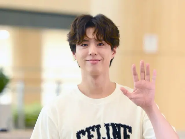 [Photo] Park BoGum departs in Japan... Greeting with a refreshing smile
