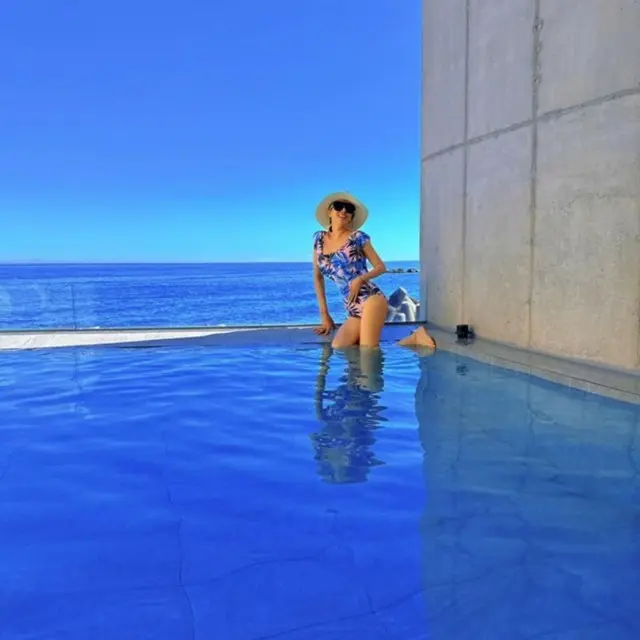 歌手キム・ワンソン、「ぜい肉ゼロ」56歳って本当？…信じられないほどの水着スタイル公開