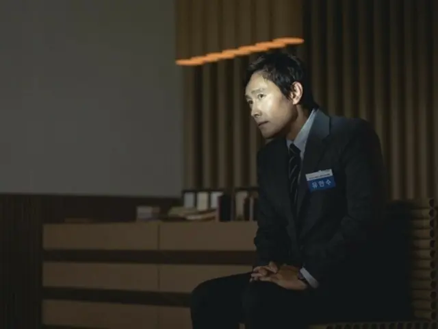 Lee Byung-hun shows off his new side in the film "Hanging Out"... Director Park Chan-wook says, "It's entertaining right to the end"