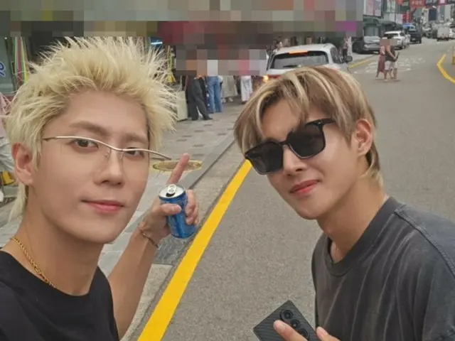 SS501's Kim Hyun Joo (leader) and Kim Kyu Jong take a photo together at Tteokbokki Street... "It's now a famous and delicious restaurant. Back then, there were a lot of empty seats."