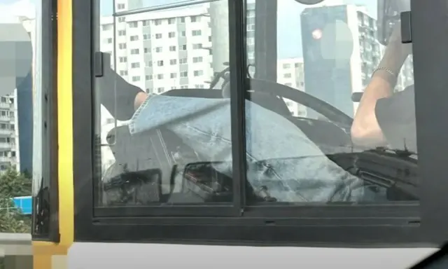 高速道路でバスが「ふらふら」…ハンドルに足をのせ、イヤホンを付けた運転手＝韓国