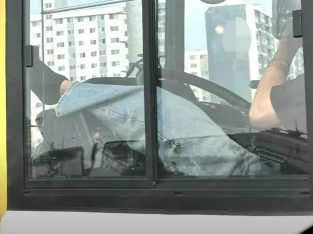 高速道路でバスが「ふらふら」…ハンドルに足をのせ、イヤホンを付けた運転手=韓国