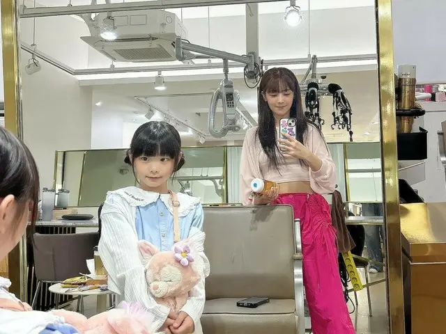 SOYOUru (formerly CRAYON POP) looks just like an idol's mom... a very cute "mother and daughter"