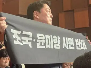 Ahn Cheol-soo, the People's Power Party's representative candidate, protested in front of President Lee Jae-myung, saying, "I oppose the pardons of Cho Kuk and Yoon Mi-hyang."