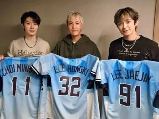 FTISLAND's HONG-KI poses with MIN HWAN and Jaejin... All three members have officially started their activities