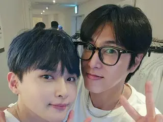 TVXQ's Yunho (U-KNOW) attends SUPER JUNIOR's 20th anniversary concert... Two photos with Ryeo Uk, Hee-chul, and DONG-HAE