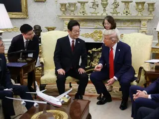 "Who is that person next to Trump? ... Dr. Lee has returned unchanged" (South Korea)