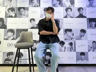 Actor Seo KangJoon visits the photo exhibition commemorating the 10th anniversary of his debut... Filled in the guest list first
