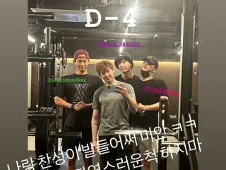 "2PM" Jun. K, Nichkhun, Taecyeon, and Chansung take a funny mirror selfie... "Stop tiptoeing, giants"