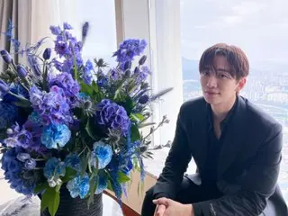 "2PM" JUNHO's dazzling visuals make even the flowers blur...Enchanting with his gentle smile