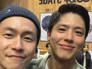 Actor Park BoGum and actor Lee Jae Woowon who came to see the musical... “Prince of Daehakno”