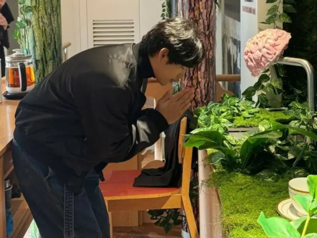 Lim Siwan (ZE:A), "Don't use your handsome face like this" after his humorous appearance while viewing an exhibition.