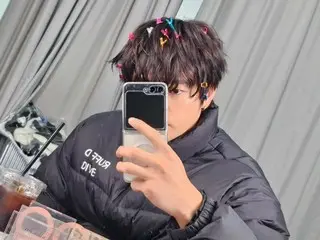 Seo In Guk, cute mirror selfie with hairstyle full of pins