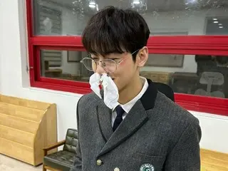 "ASTRO" Cha EUN WOO looks like this for the first time lol... He looks so cool with tissues stuffed in both his nostrils.