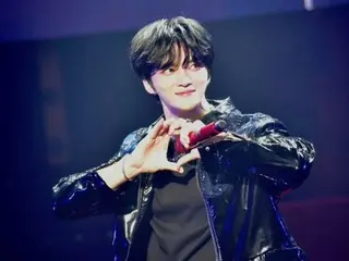 JAEJUNG shows off his uncontrollable “love” for his fans with a heart pose