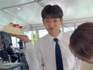 "SHINee" Minho smiles cutely after birthday surprise from members and staff (with video)