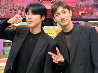 "TVXQ" PR with cute pose in all black fashion! Yunho: “In today’s interview, the realistic and analytical Changmin and the instinctive me will work well together.
 cormorant"