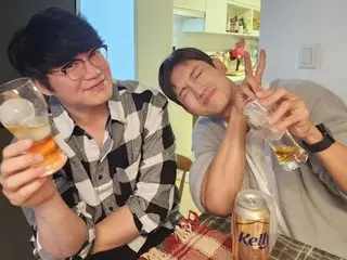 Singer Sung Si Kyung has a good drink with "TVXQ" Changmin