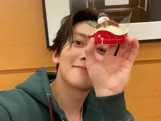 Ji Chang Wook holds a cute cake and says "Merry Christmas"...It brings a smile to his face