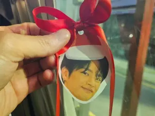 Seo In Guk, belated Merry Christmas...Cute Christmas present