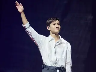 "TVXQ" Changmin thanks former Korean national soccer player Lee Chun Soo who came to the "TVXQ" concert with his "Yu-Gi-Oh! hair"