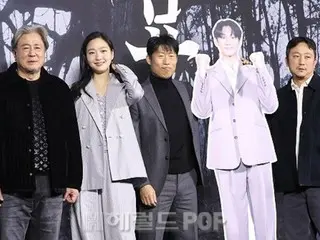 [Photo] Actors Choi Min Sik, Kim Go Eun, Yoo Hae Jin, and other main characters of the movie "Breaking Tomb" attended the production presentation...Lee Do Hyun joined them on a life-sized panel!