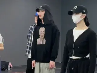 "SHINee" KEY is working hard on practicing for his solo concert...but the hoodie photo steals everyone's attention lol (with video)