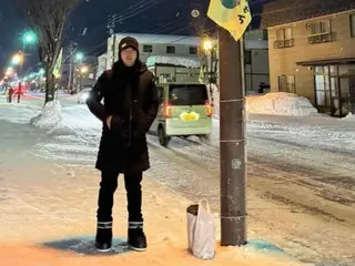 Jang Keun Suk, shopping in the snow? …Asian Prince with a plastic bag