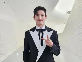 "TVXQ" Changmin poses in a dandy tuxedo with a gentle smile