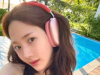 Actress Park Min Young wears pink headphones and looks pure and refreshing without makeup.