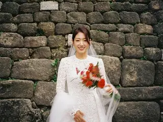 Actress Park Sin Hye looks great in a mini wedding dress, hard to believe that she is a mother of one child.