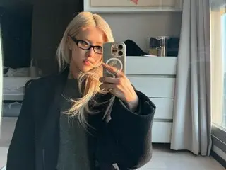 "BLACKPINK" Rose has a soft atmosphere with her blonde hair and black rimmed glasses