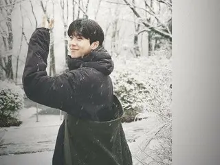 Actor Chae Jong Hyeop makes a peace sign in the snow... cute boyfriend shot