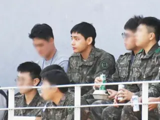 BTS V, who is serving in the military, watches the soccer match between Gangwon FC and FCSeoul