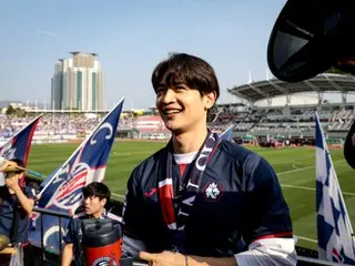 SHINee's Minho attends Cheongju FC's home game as a supporter, with his father as the manager... 10,907 people in attendance, the largest attendance since the team's founding