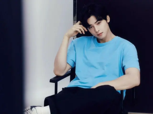ASTRO's Cha EUN WOO stands out in just a simple T-shirt