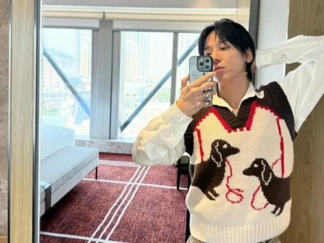 CNBLUE's Jung Yong Hwa takes a mirror selfie in a dog-print vest... the ultimate boyfriend shot
