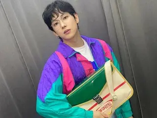 Lim Siwan (ZE:A) poses with a Yakult delivery bag... Visuals that could make him a "sales king"